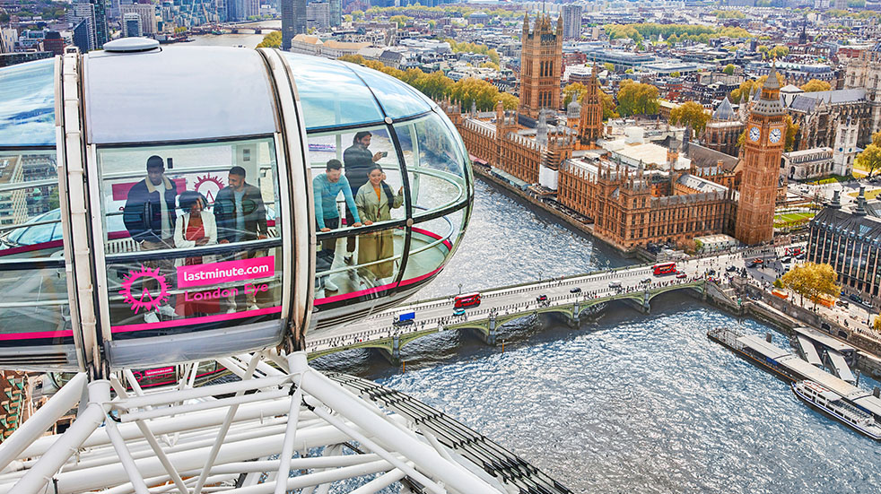 Group on London Eye attraction